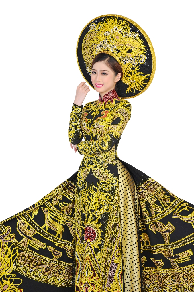 Trương Thái Thùy Dương nấu phở bò tại  Miss Heritage 2017