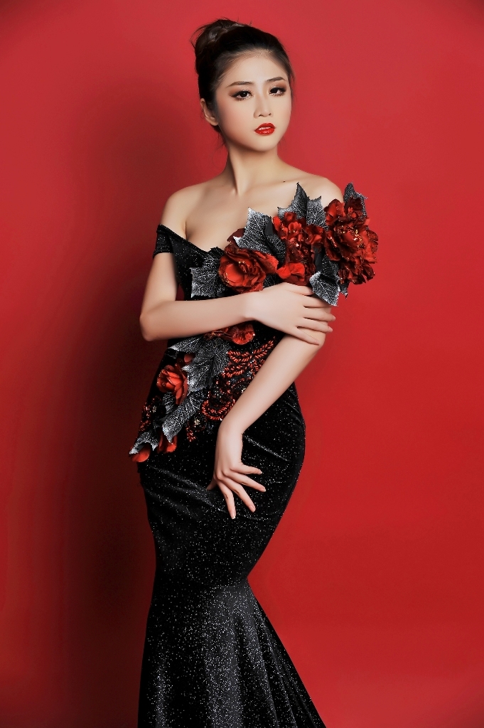 Trương Thái Thùy Dương nấu phở bò tại  Miss Heritage 2017