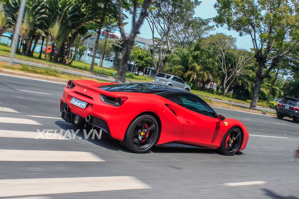 Ferrari 488 GTB độ pô Akrapovic bứt tốc cực nhanh trên phố Sài Gòn