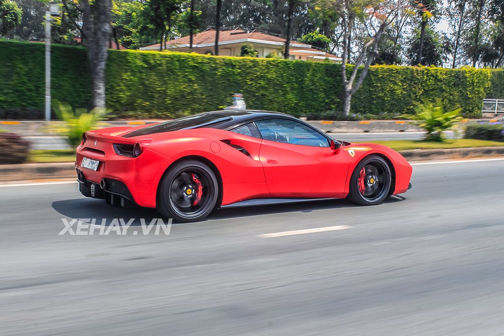 Ferrari 488 GTB độ pô Akrapovic bứt tốc cực nhanh trên phố Sài Gòn