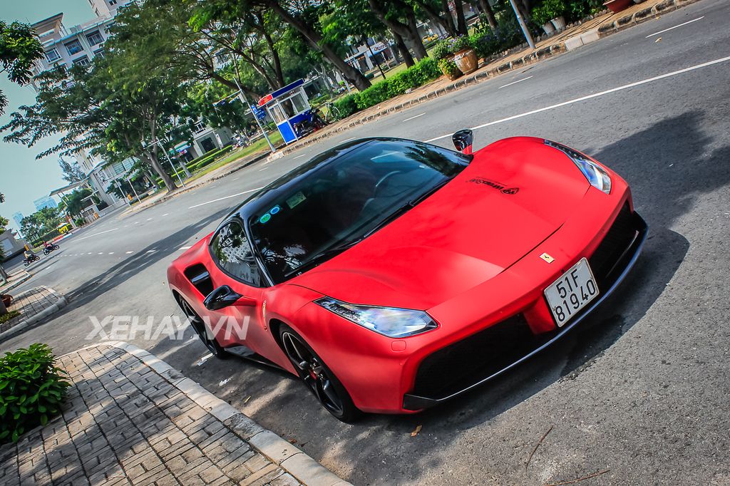 Ferrari 488 GTB độ pô Akrapovic bứt tốc cực nhanh trên phố Sài Gòn