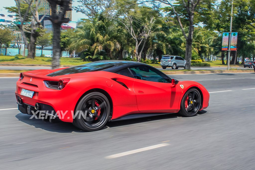 Ferrari 488 GTB độ pô Akrapovic bứt tốc cực nhanh trên phố Sài Gòn
