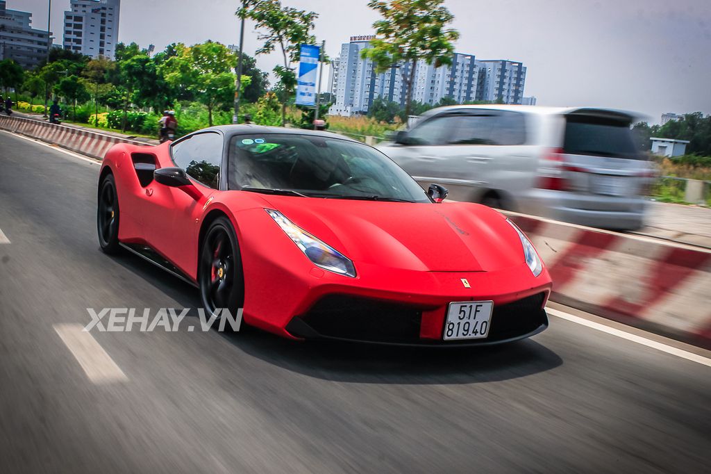 Ferrari 488 GTB độ pô Akrapovic bứt tốc cực nhanh trên phố Sài Gòn