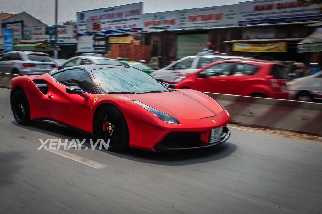 Ferrari 488 GTB độ pô Akrapovic bứt tốc cực nhanh trên phố Sài Gòn