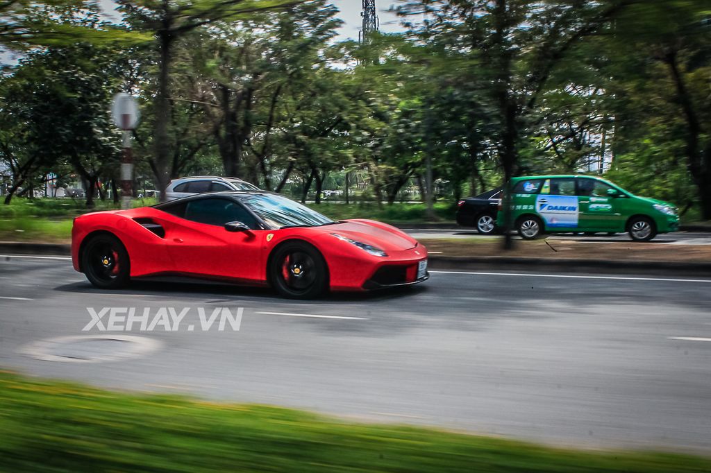 Ferrari 488 GTB độ pô Akrapovic bứt tốc cực nhanh trên phố Sài Gòn