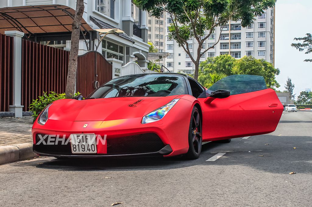 Ferrari 488 GTB độ pô Akrapovic bứt tốc cực nhanh trên phố Sài Gòn