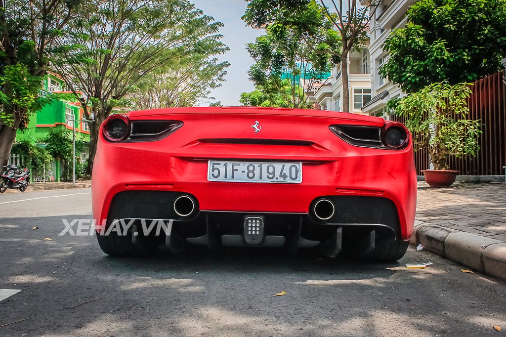 Ferrari 488 GTB độ pô Akrapovic bứt tốc cực nhanh trên phố Sài Gòn