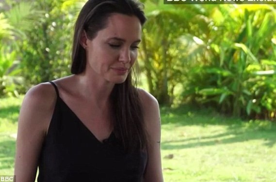 Angelina Jolie rưng rưng nhắc chuyện ly hôn với Brad Pitt tại buổi ra mắt phim tại Campuchia