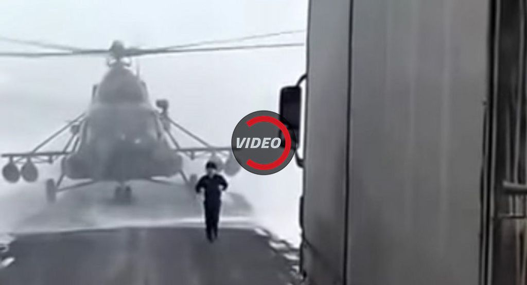 [VIDEO] Máy báy quân sự hạ cánh... để hỏi đường