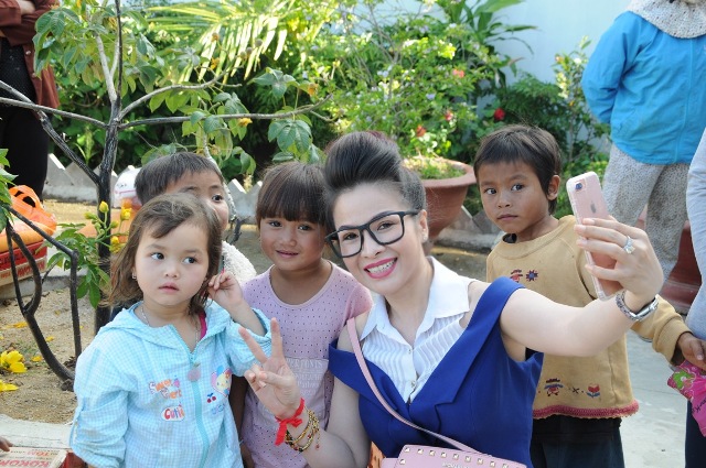 Hoa hậu Doanh nhân Người Việt Châu Á Lê Thanh Thúy mang nụ cười ấm ấp đến người nghèo