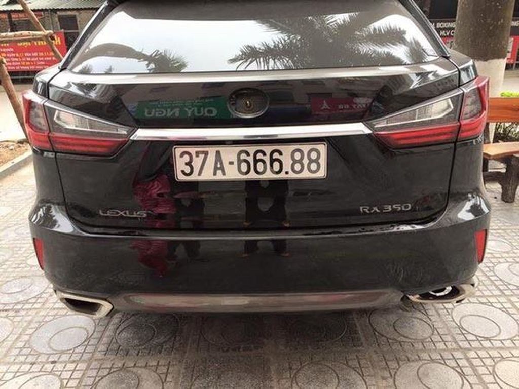 Hà Nội: Lexus tiền tỷ bị trộm logo khi gửi xe qua đêm