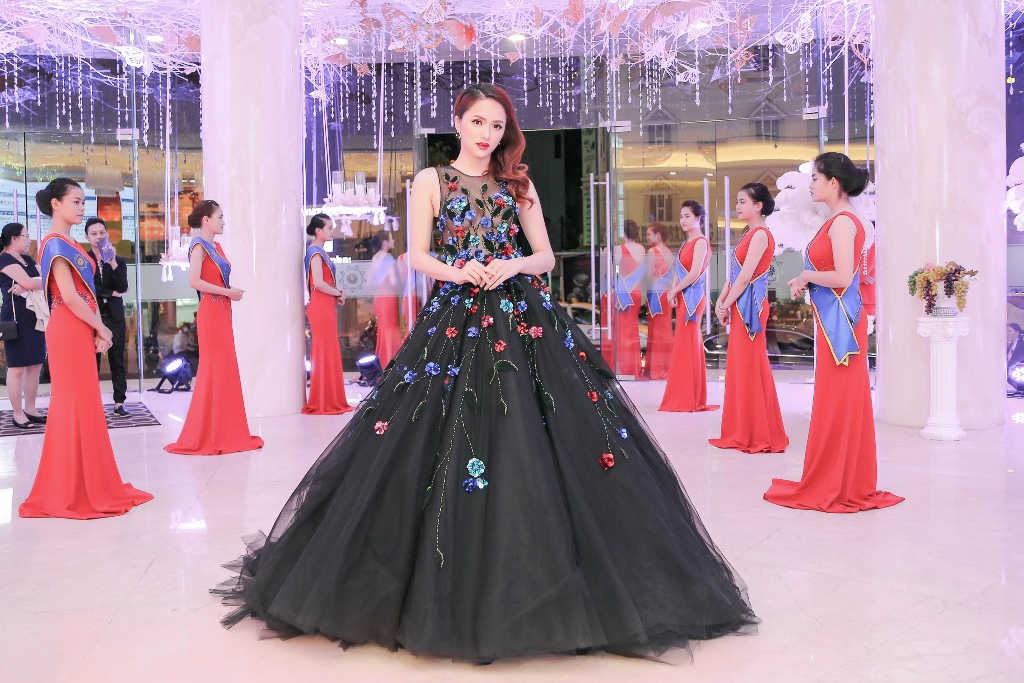 Hương Giang Idol rạng ngời với đầm dạ hội công chúa