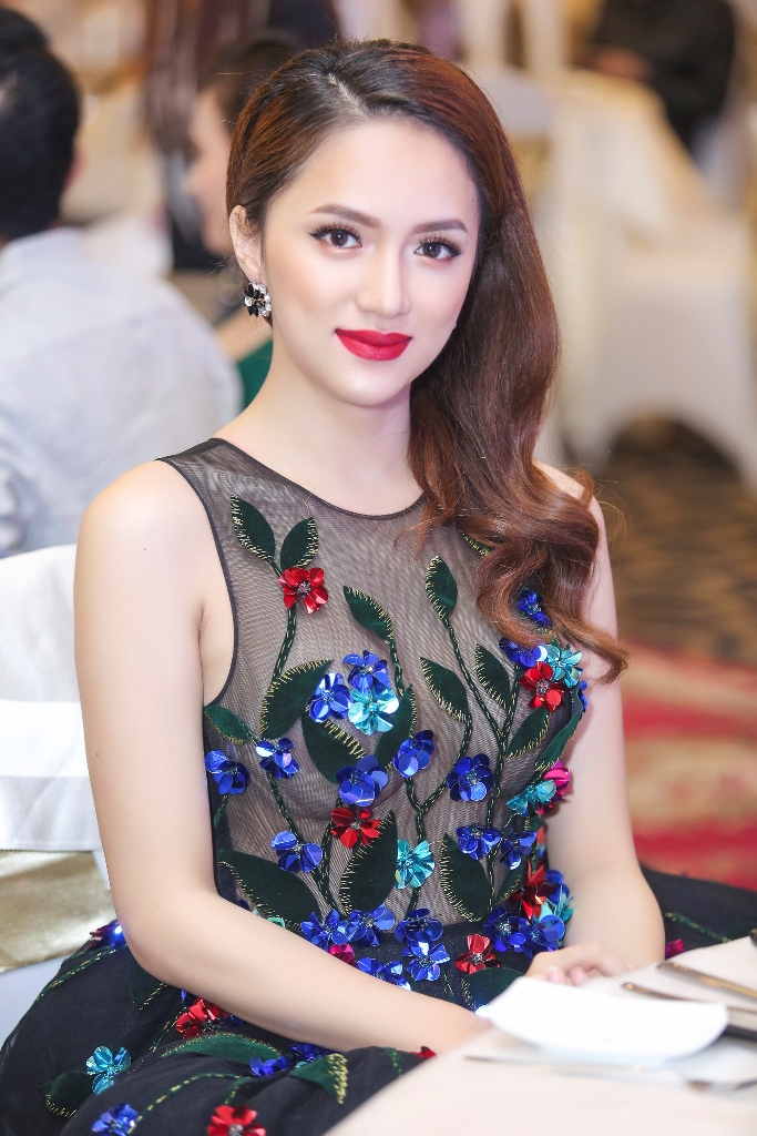 Hương Giang Idol rạng ngời với đầm dạ hội công chúa