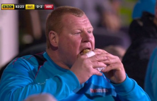 Ăn bánh ở trận Arsenal, thủ môn Sutton trả giá rất đắt