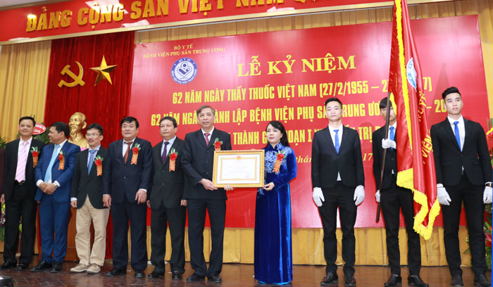 Bệnh viện Phụ sản Trung ương đón nhận Huân chương Lao động hạng Nhất