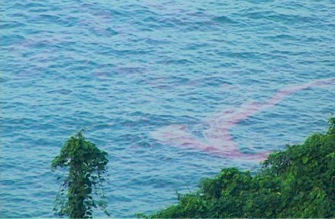 Lấy mẫu phân tích dải nước màu đỏ xuất hiện bất thường tại Lăng Cô