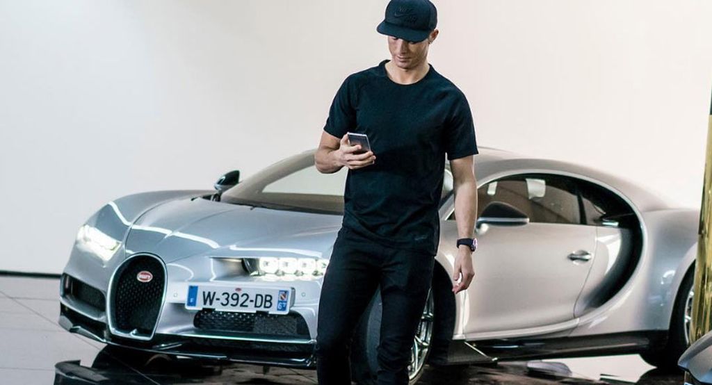 Cristiano Ronaldo lái thử Bugatti Chiron