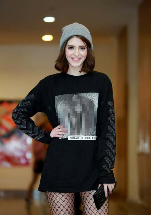 Hot girl Andrea mặc váy in hình bộ phận sinh dục tại sự kiện ra mắt phim tối 23/2 là ai?