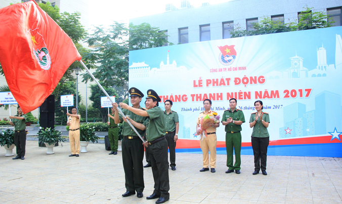 Đại tá Trang Viết Thanh, Trưởng phòng PX15, Công an TPHCM trao cờ lệnh ra quân Tháng thanh niên năm 2017 trong tuổi trẻ CATP.