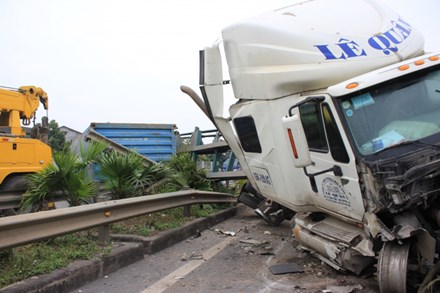 Tai nạn nghiêm trọng trên cao tốc Thái Nguyên - Hà Nội