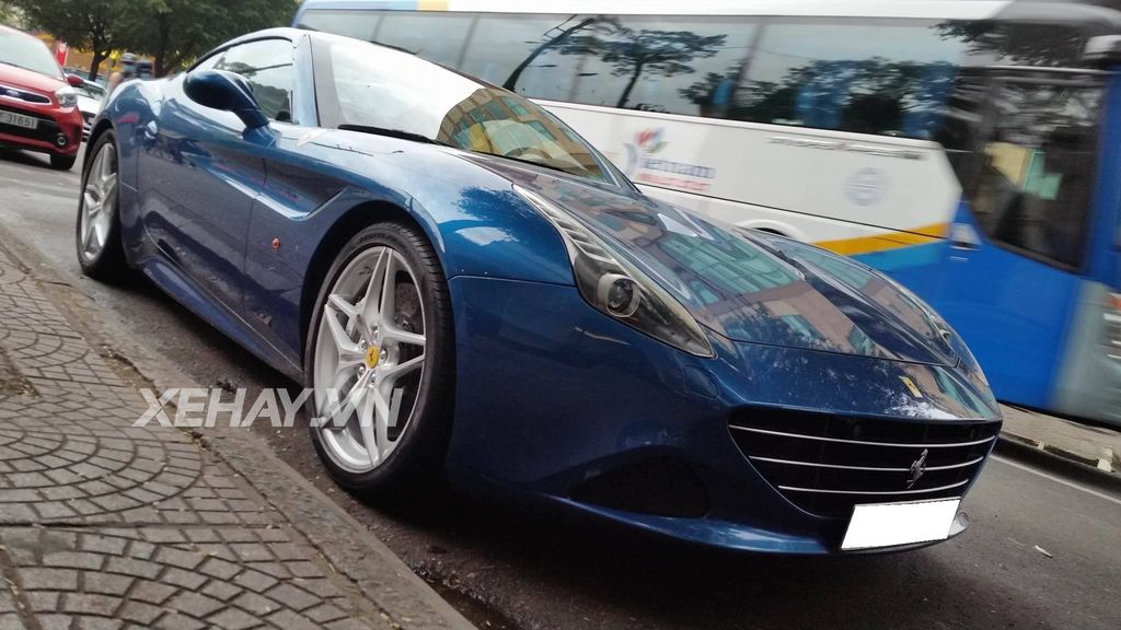 Ferrari California T tiếp tục thả dáng trên phố sau màn