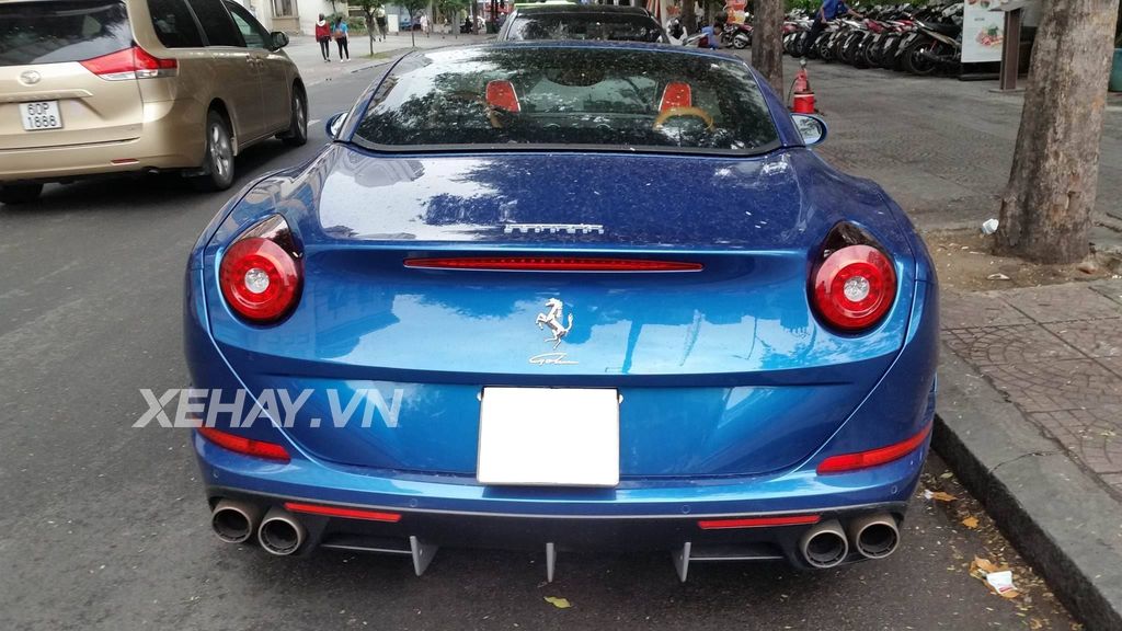 Ferrari California T tiếp tục thả dáng trên phố sau màn 