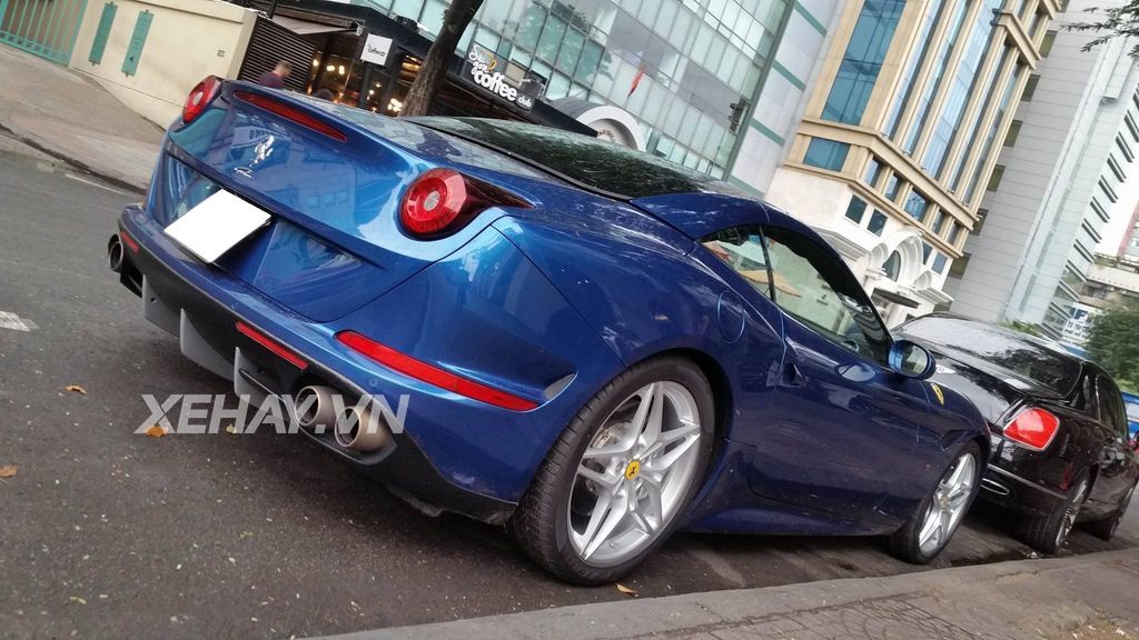 Ferrari California T tiếp tục thả dáng trên phố sau màn 