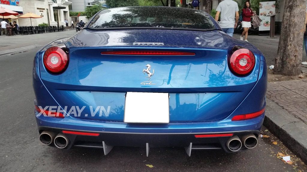 Ferrari California T tiếp tục thả dáng trên phố sau màn 