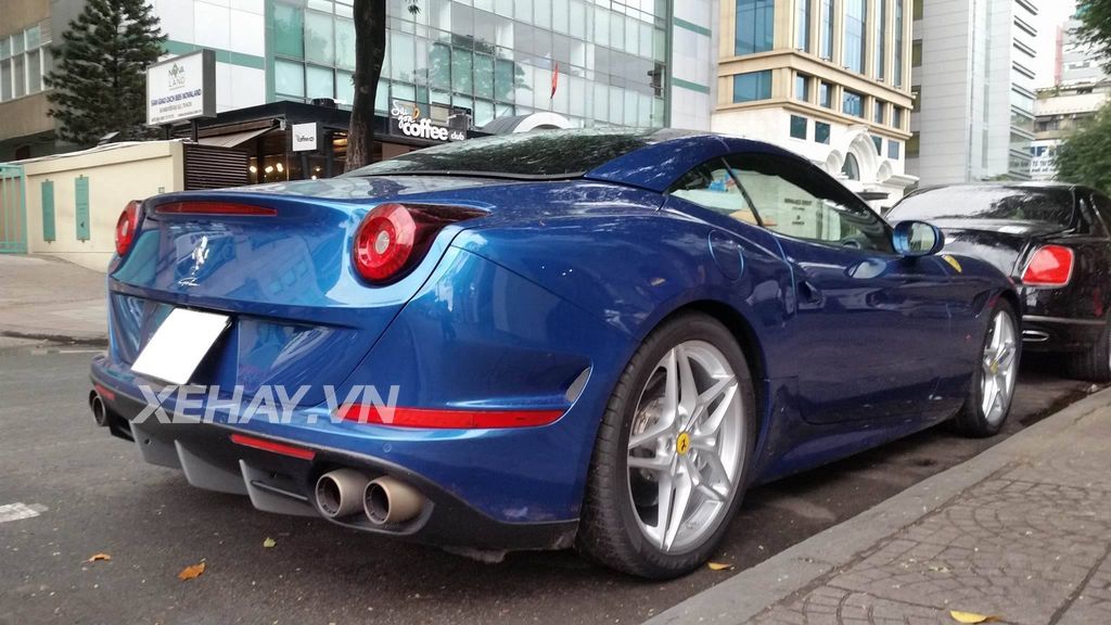 Ferrari California T tiếp tục thả dáng trên phố sau màn 