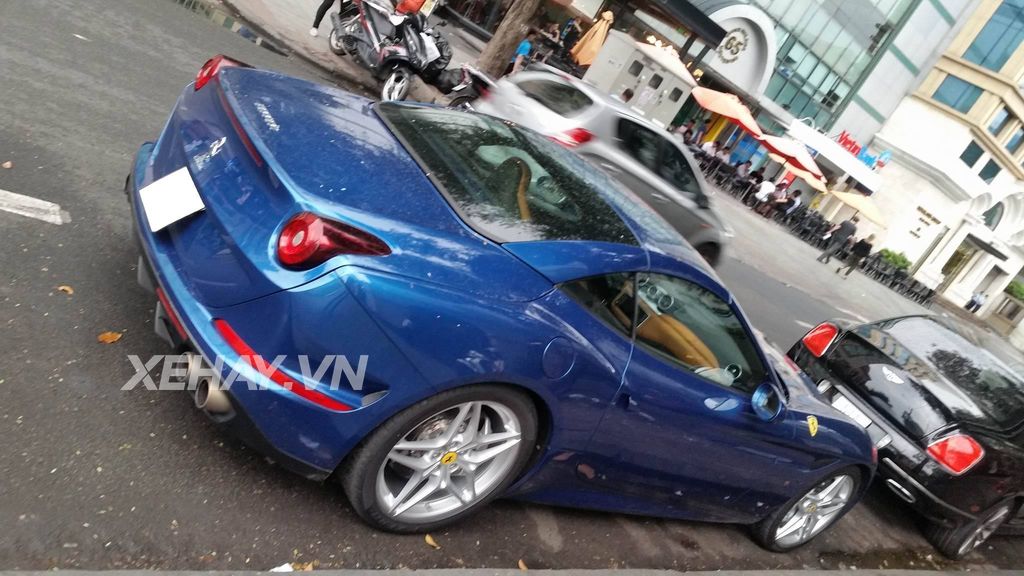 Ferrari California T tiếp tục thả dáng trên phố sau màn 