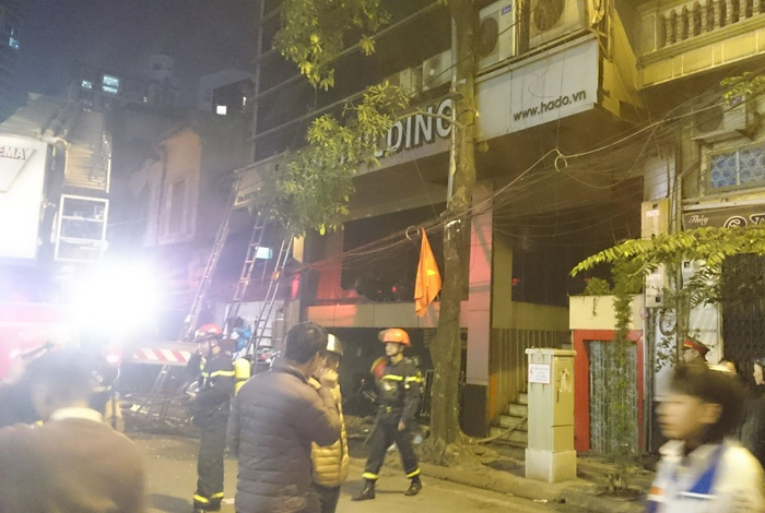 Hà Nội: Giải cứu thành công nhiều người mắc kẹt trong nhà hàng Bếp Mường