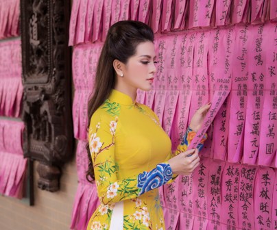 Lâm Ngọc Trâm diện áo dài nền nã đi lễ chùa trước thềm năm mới