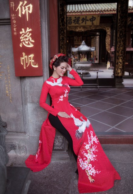 Lâm Ngọc Trâm diện áo dài nền nã đi lễ chùa trước thềm năm mới