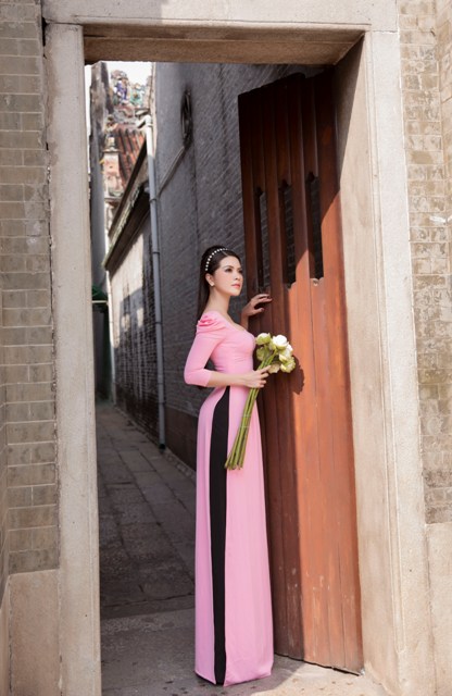 Lâm Ngọc Trâm diện áo dài nền nã đi lễ chùa trước thềm năm mới