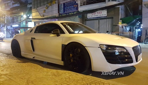 TP.HCM: Siêu xe Audi R8 V8 ra phố đêm với màu trắng ngọc trai nguyên bản