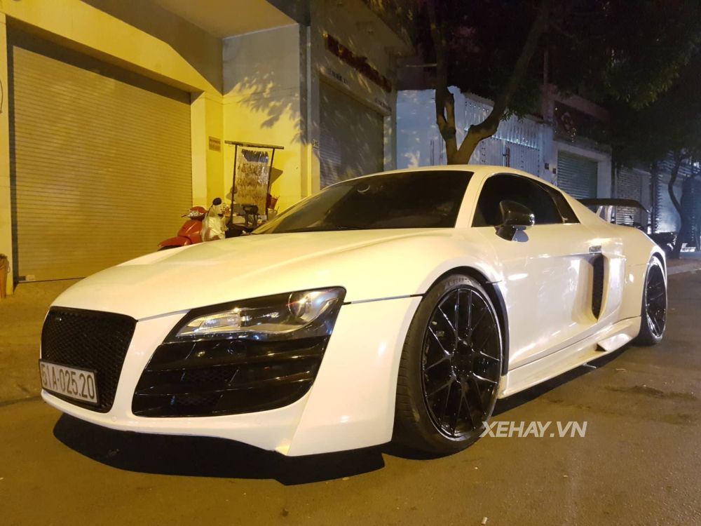TP.HCM: Siêu xe Audi R8 V8 ra phố đêm với màu trắng ngọc trai nguyên bản