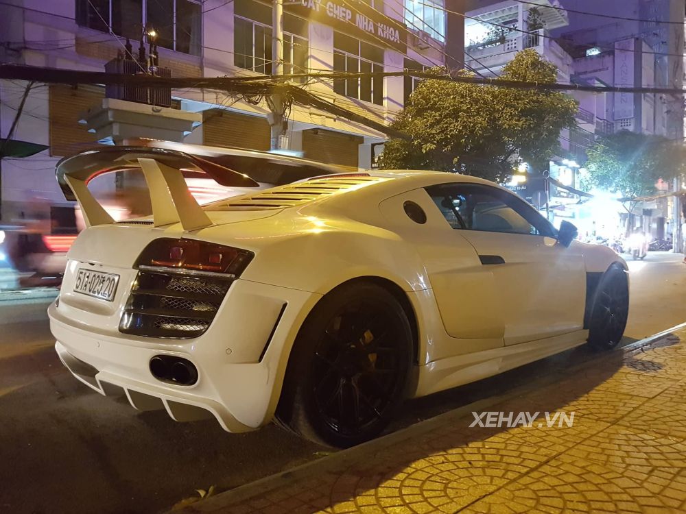 TP.HCM: Siêu xe Audi R8 V8 ra phố đêm với màu trắng ngọc trai nguyên bản