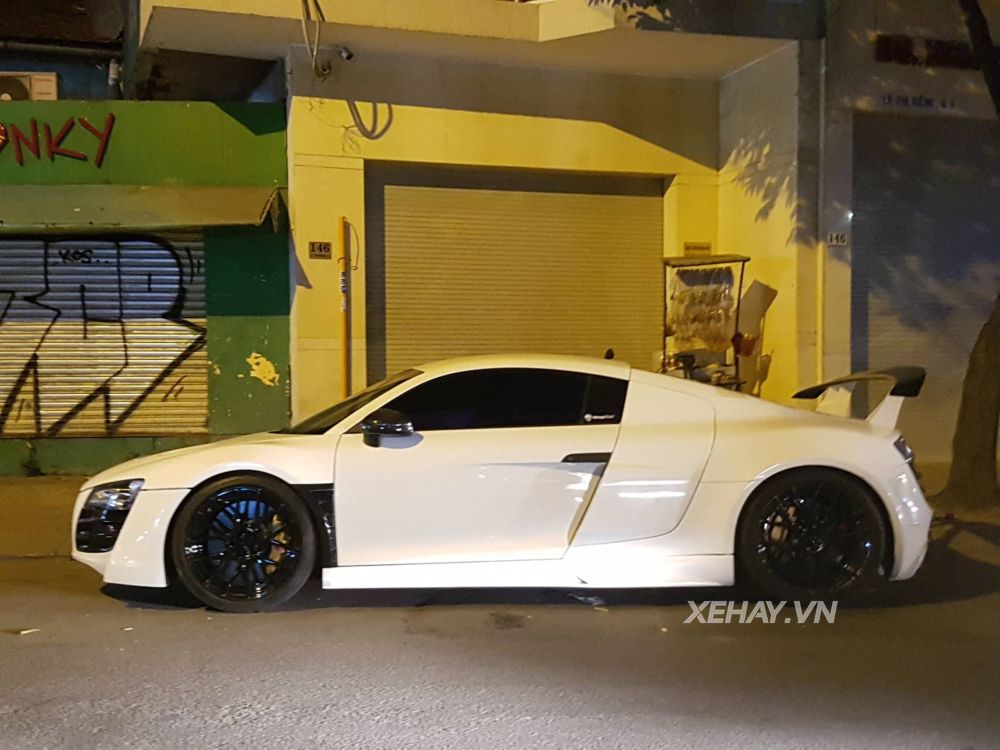 TP.HCM: Siêu xe Audi R8 V8 ra phố đêm với màu trắng ngọc trai nguyên bản