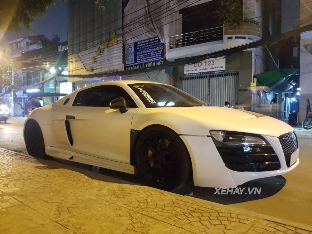 TP.HCM: Siêu xe Audi R8 V8 ra phố đêm với màu trắng ngọc trai nguyên bản