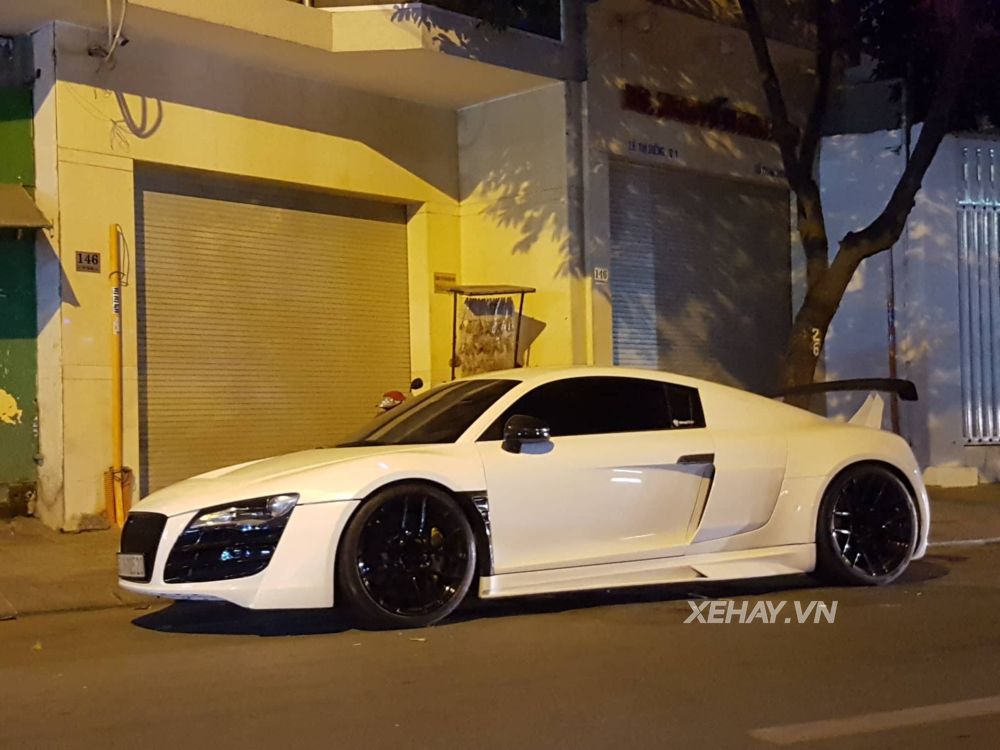 TP.HCM: Siêu xe Audi R8 V8 ra phố đêm với màu trắng ngọc trai nguyên bản