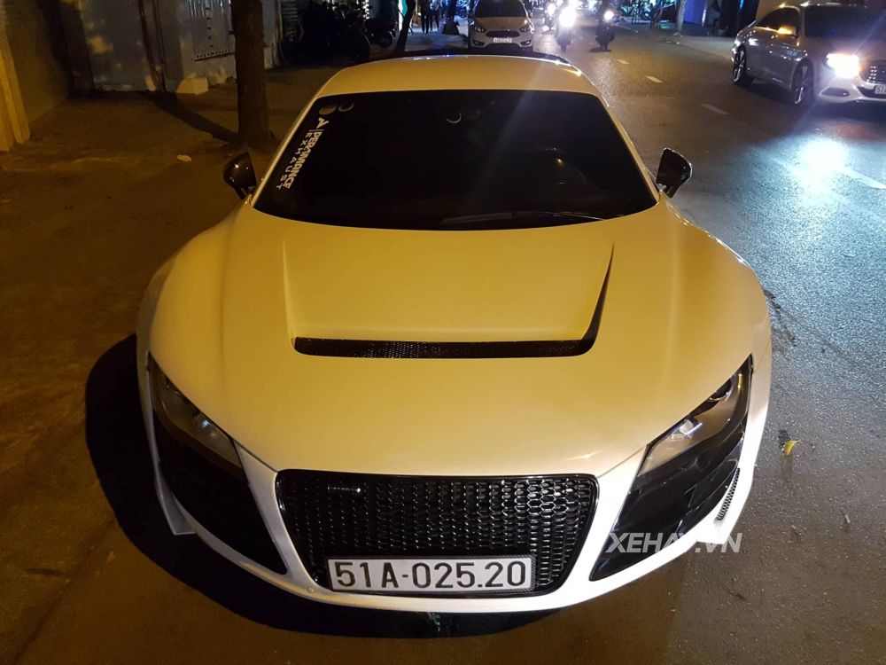 TP.HCM: Siêu xe Audi R8 V8 ra phố đêm với màu trắng ngọc trai nguyên bản