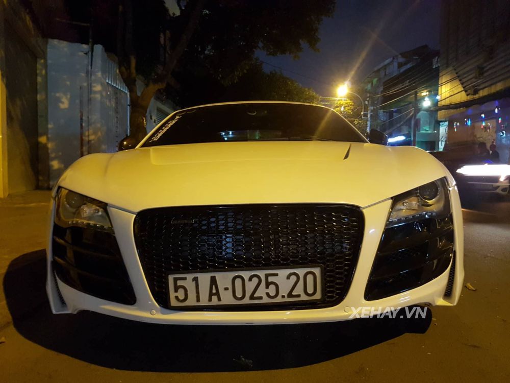 TP.HCM: Siêu xe Audi R8 V8 ra phố đêm với màu trắng ngọc trai nguyên bản