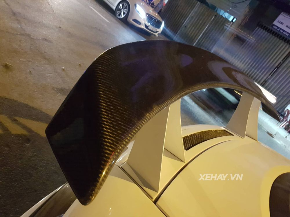 TP.HCM: Siêu xe Audi R8 V8 ra phố đêm với màu trắng ngọc trai nguyên bản