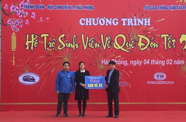 Hải Phòng: Tặng 450 vé xe cho sinh viên về quê đón Tết