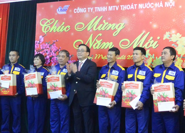 Bí thư Thành ủy Hoàng Trung Hải kiểm tra công tác phục vụ Tết tại Công ty Thoát nước Hà Nội