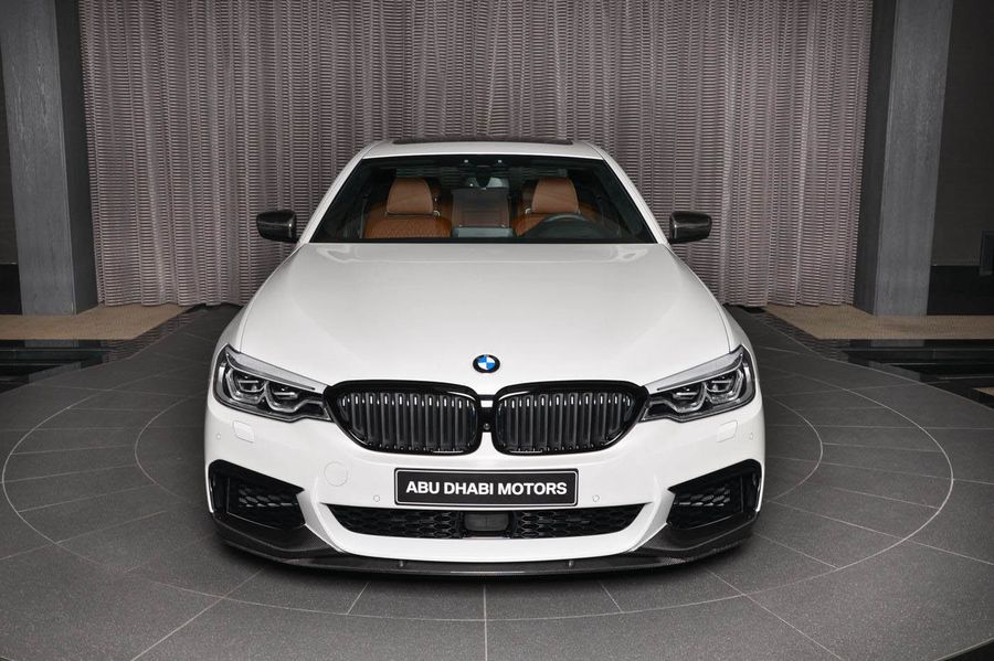 BMW M550i sở hữu nhiều tùy chọn giá chỉ 75.000 USD tại đại lý BMW lớn nhất thế giới