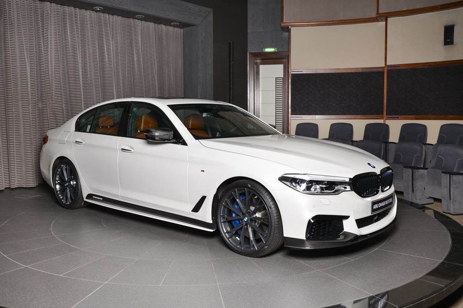 BMW M550i sở hữu nhiều tùy chọn giá chỉ 75.000 USD tại đại lý BMW lớn nhất thế giới