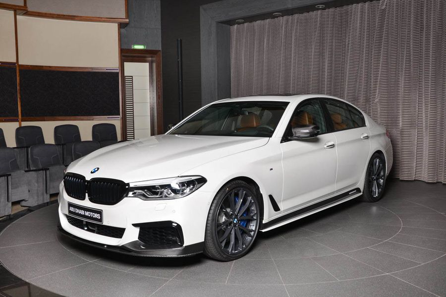 BMW M550i sở hữu nhiều tùy chọn giá chỉ 75.000 USD tại đại lý BMW lớn nhất thế giới