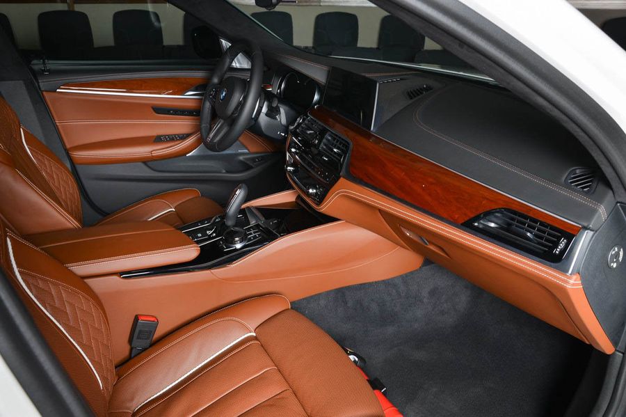 BMW M550i sở hữu nhiều tùy chọn giá chỉ 75.000 USD tại đại lý BMW lớn nhất thế giới