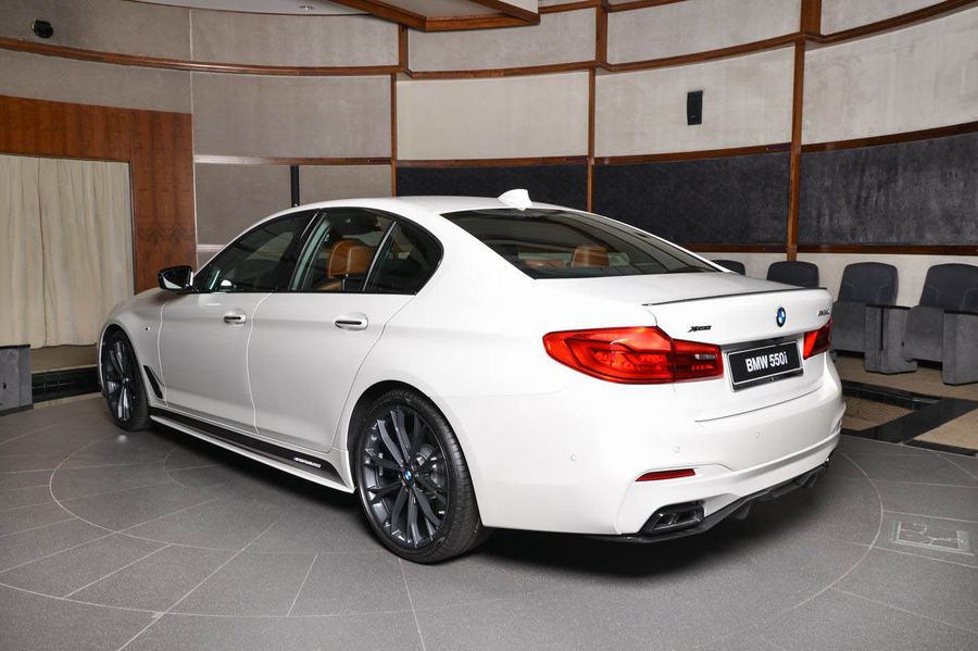 BMW M550i sở hữu nhiều tùy chọn giá chỉ 75.000 USD tại đại lý BMW lớn nhất thế giới